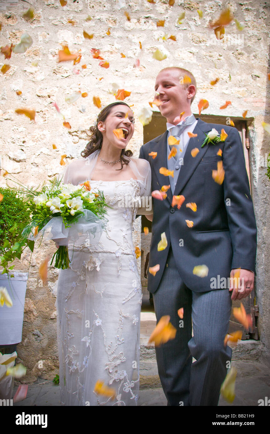 Couple avec pétales de fleurs jetées après l'entretien Banque D'Images