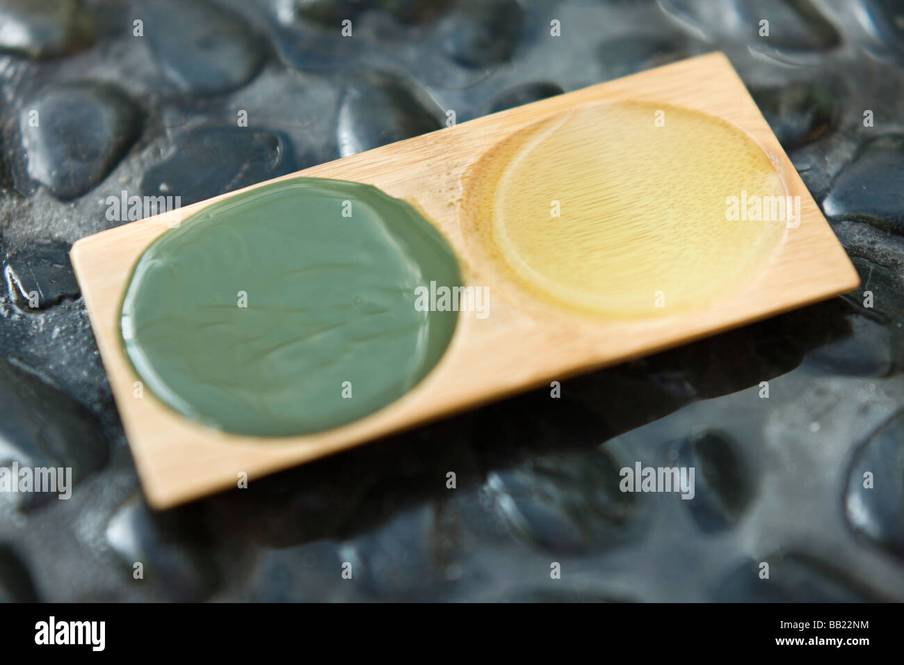 Close-up de l'aromathérapie et de la boue d'huile pack dans un bac Banque D'Images