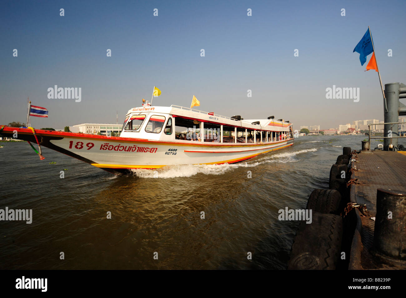 Chao Phraya Express boat près de 30 arrêts le long de la Chao Phraya, Bangkok, Thaïlande Banque D'Images