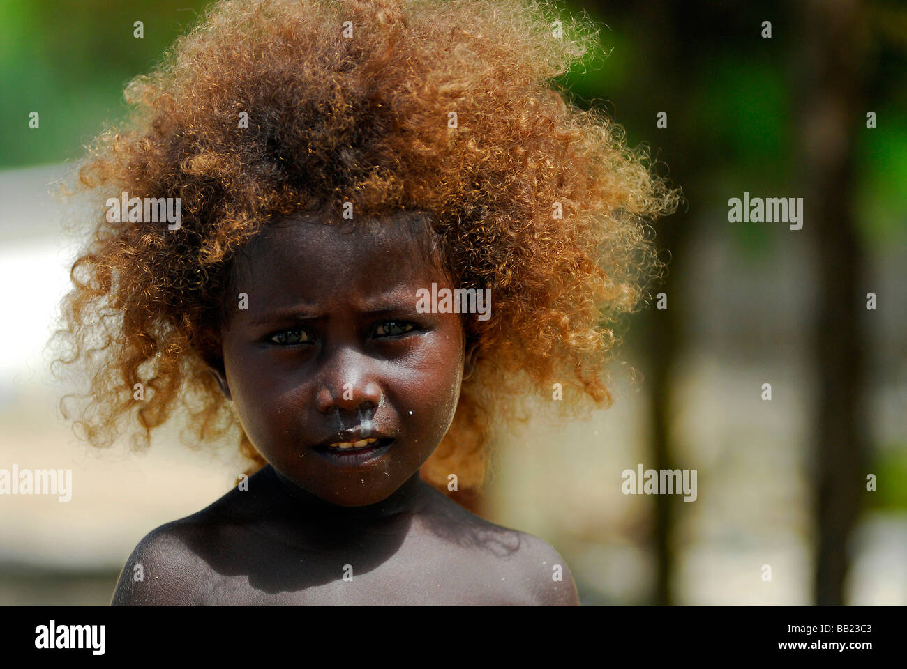 Îles Salomon. Le portrait d'une fille avec de longs mélanésienne et les  cheveux blonds, les yeux d'un noir profond, comité permanent barechest  Photo Stock - Alamy