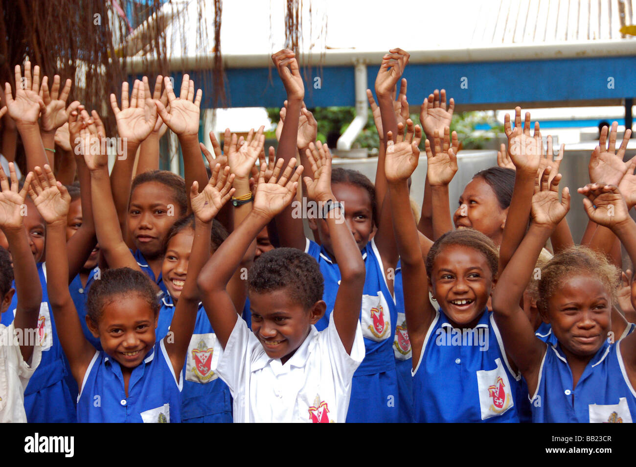 Îles Salomon. Groupe d'écolières et écoliers mélanésien à porter leur  uniforme de l'école bleu Photo Stock - Alamy