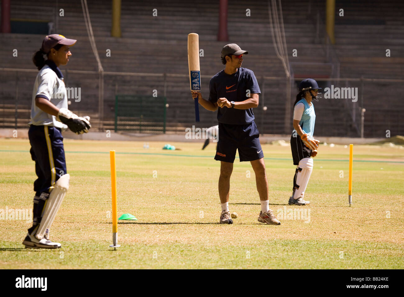 L'équipe de cricket de la femme de l'Inde en formation au M. Chinnaswamy stadium à Bangalore, Inde. Banque D'Images