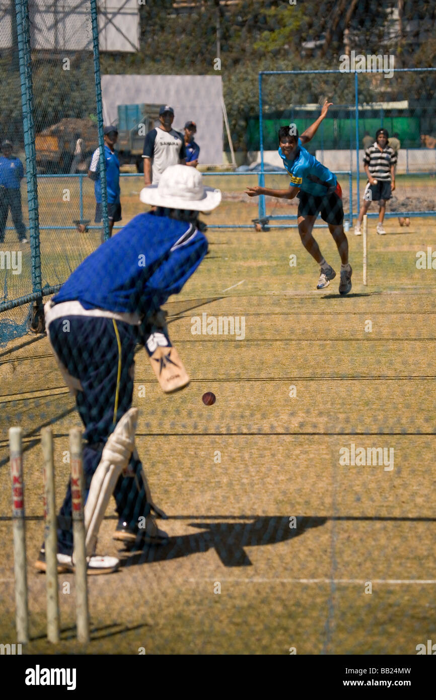 RP Singh, le fast bowler, l'Inde se joint à l'équipe de cricket de l'Inde les femmes en formation dans les filets de la M Chinnaswamy Stadium. Banque D'Images