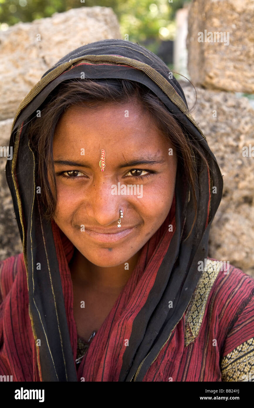 Une jeune femme tribal dans l'ancienne colonie portugaise de DIU. La femme porte des bijoux d'or. Banque D'Images