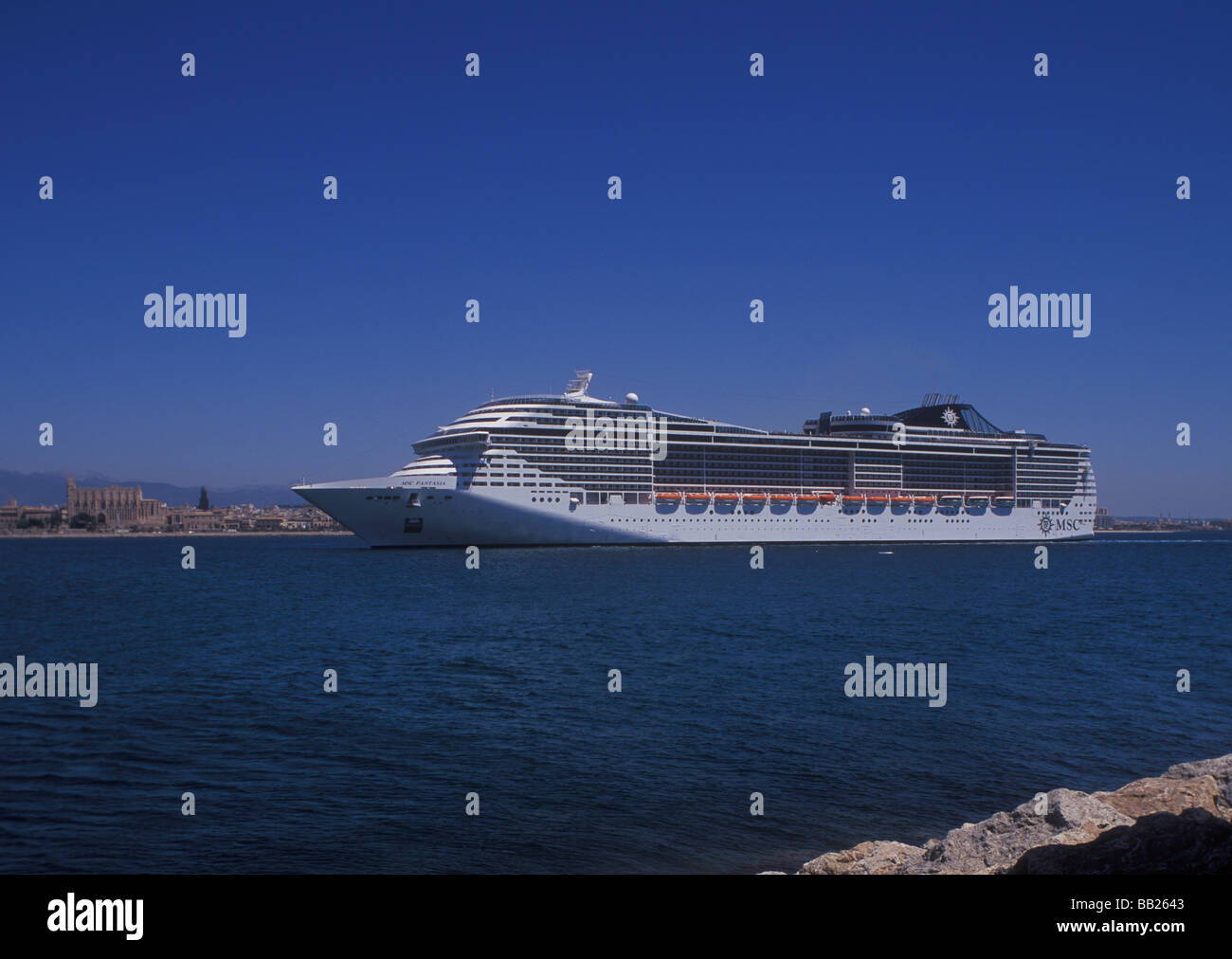 Bateau de croisière MSC 'Fantasia' entrant dans le port de Palma de Majorque Banque D'Images