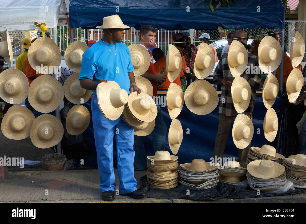 St Martin vente homme chapeau durant le défilé du carnaval Banque D'Images