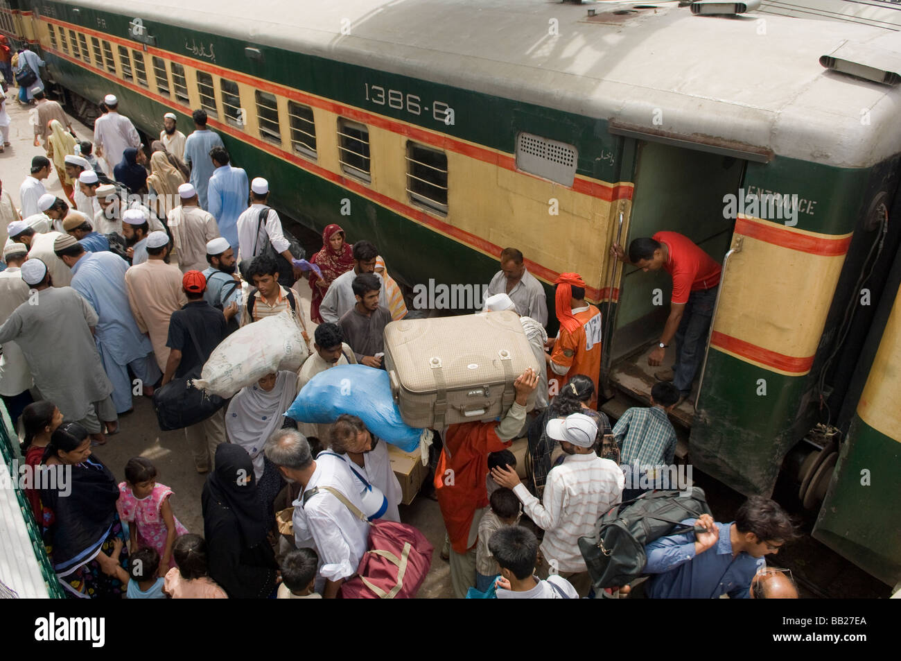 Les passagers à la gare de Karachi, dans la province du Sind au Pakistan Banque D'Images