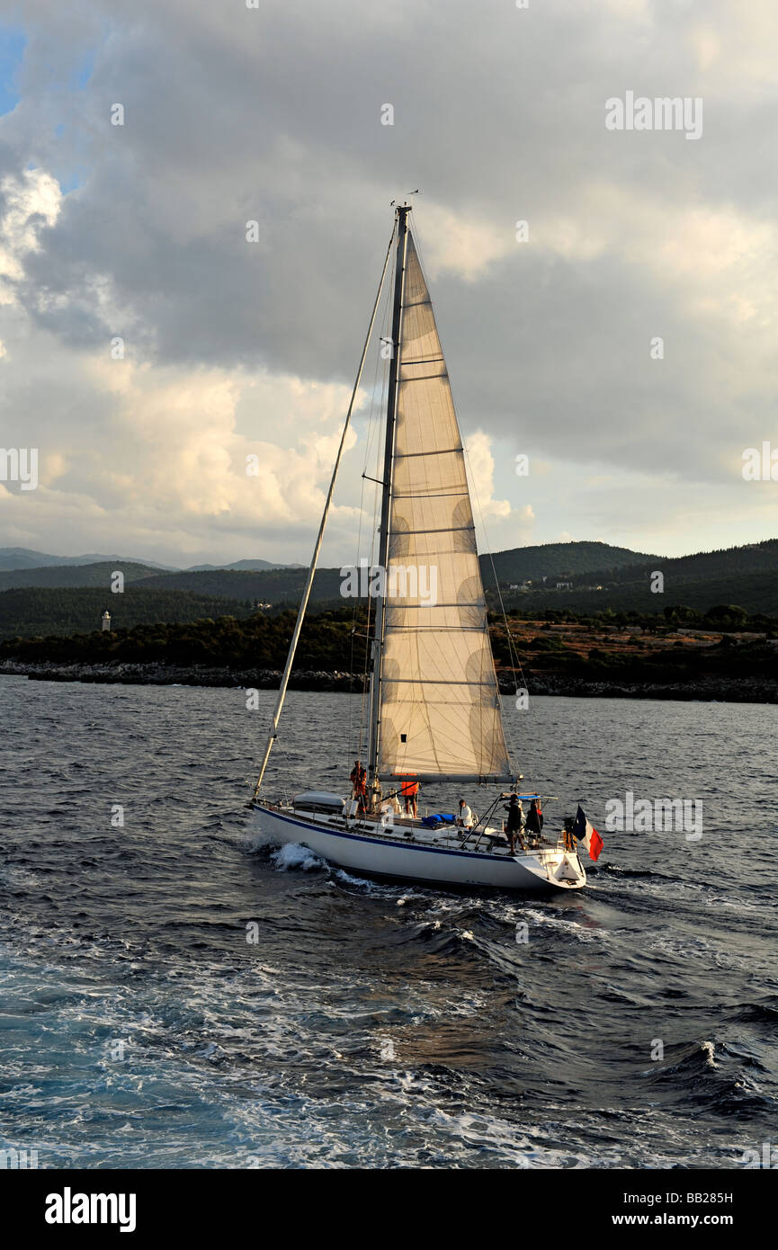 Location de quitter le port de Fiskardo à Kefalonia, Grèce et de partir dans la mer Ionienne Banque D'Images