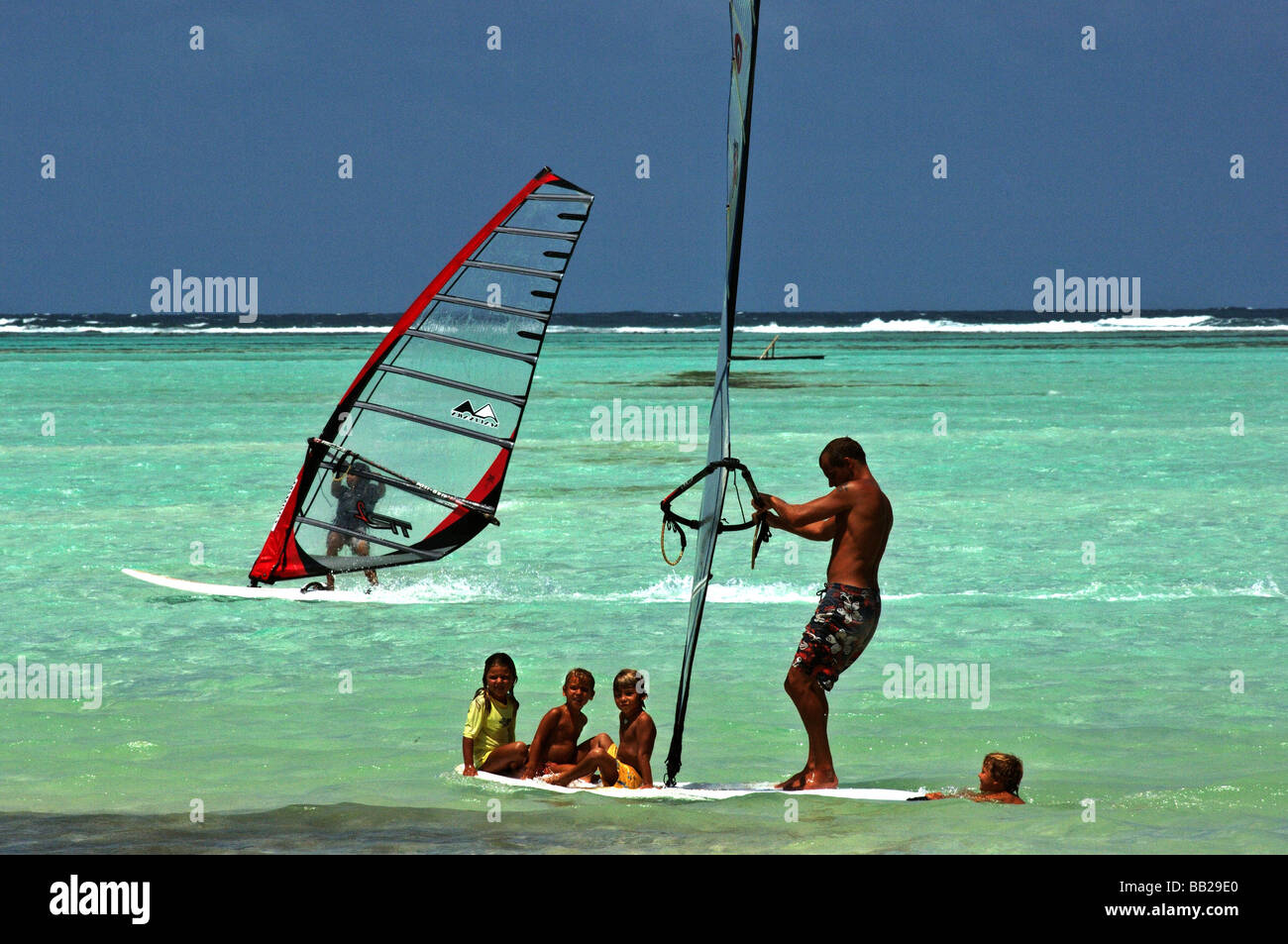 Antilles néerlandaises Bonaire Sorobon beach Lac Bay une préparation de l'instructeur de planche à voile voiles de planches à voile un Banque D'Images