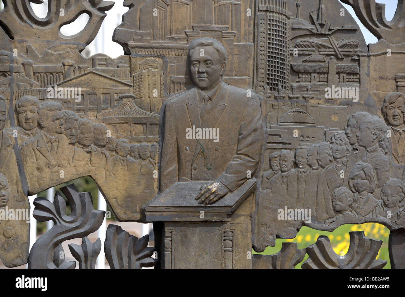 Un bas-relief de premier président du Kazakhstan, avec brillant à la main par les peuples superstitieux d'Almaty. Banque D'Images