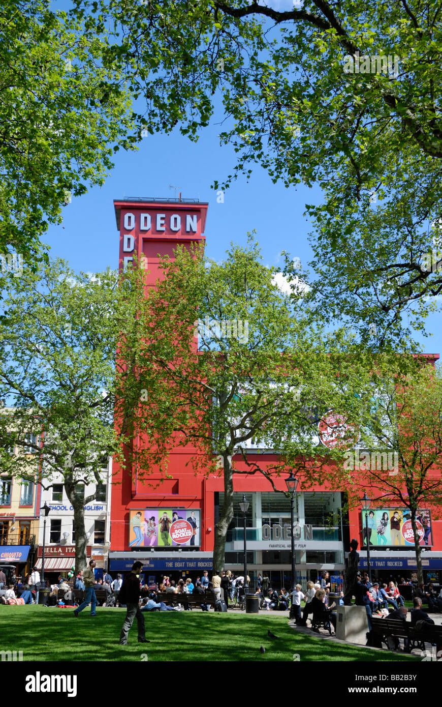 Vue sur Leicester Square montrant les jardins et Cinéma Odeon London England Banque D'Images
