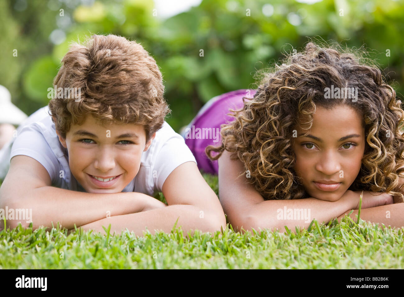 Garçon couché avec sa sœur dans un jardin Photo Stock Alamy