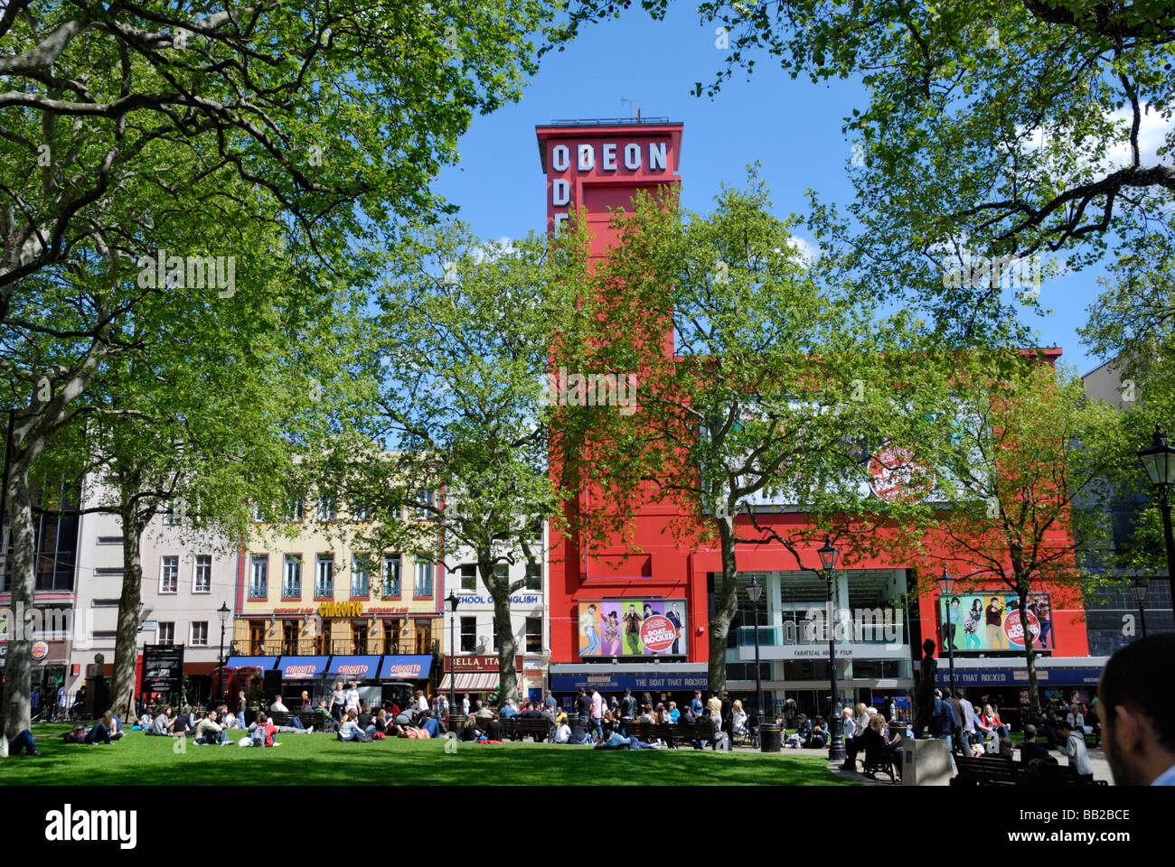 Vue sur Leicester Square montrant les jardins et Cinéma Odeon London England Banque D'Images