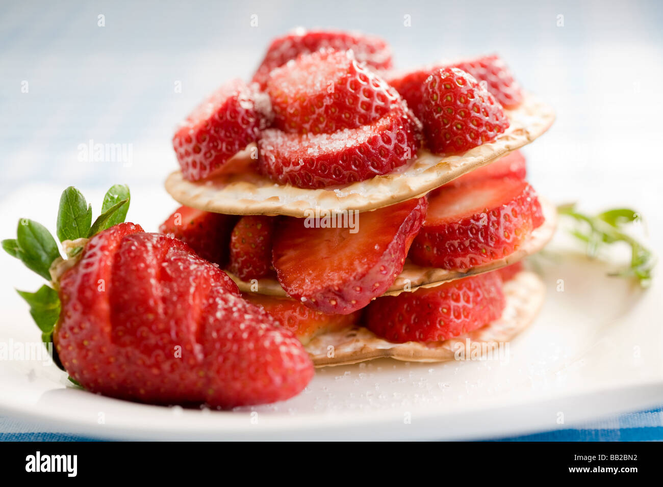 Servi avec du pain grillé et de la plaque de fraises fraîches délicieusement Banque D'Images