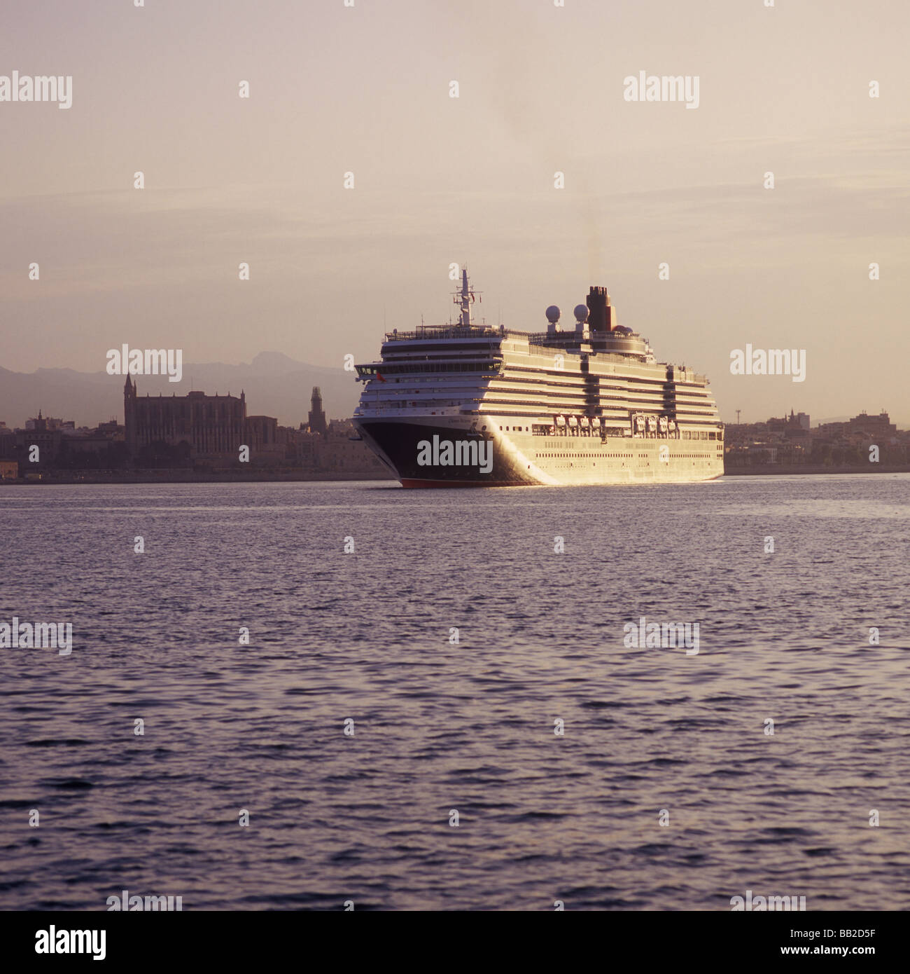 Cunard Cruise Ship 'Queen Victoria' entrant dans le port de Palma de Majorque Banque D'Images