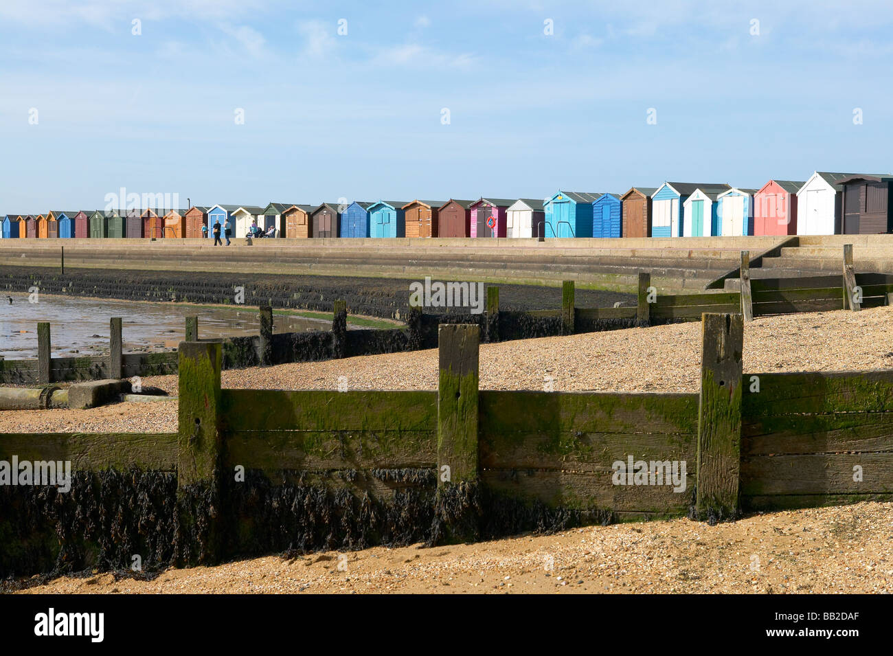 UK Angleterre Essex Brightlingsea Breakwater Beach Huts, Promenade Banque D'Images