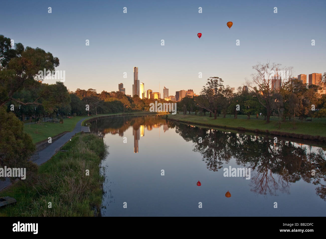 Le vol en montgolfière au-dessus de la rivière Yarra (regardant vers la CBD) au lever du soleil. Melbourne, Victoria, Australie. Banque D'Images