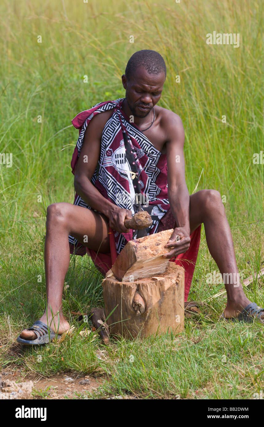 Man carving Swazi bol en bois, au Swaziland Banque D'Images
