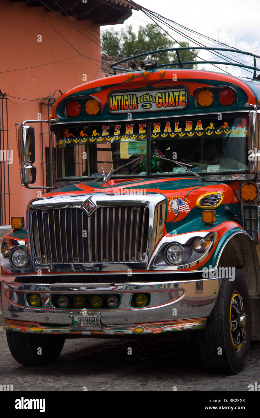 Poulet au Guatemala bus rouge Banque D'Images