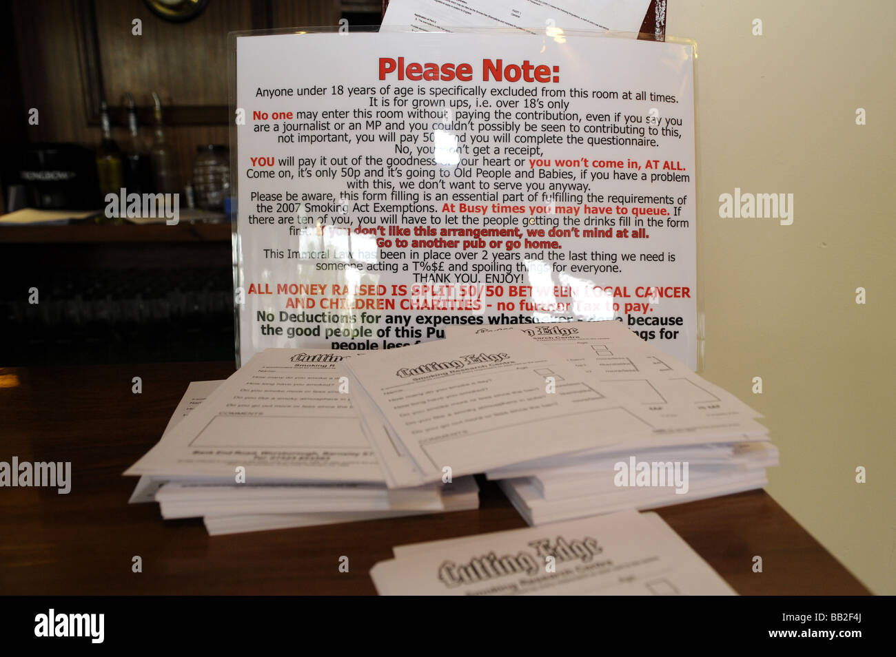 Pub de pointe dans la région de Barnsley où les clients sont autorisés à fumer, ils ont transformé une chambre dans un centre de recherche sur le tabagisme. Banque D'Images