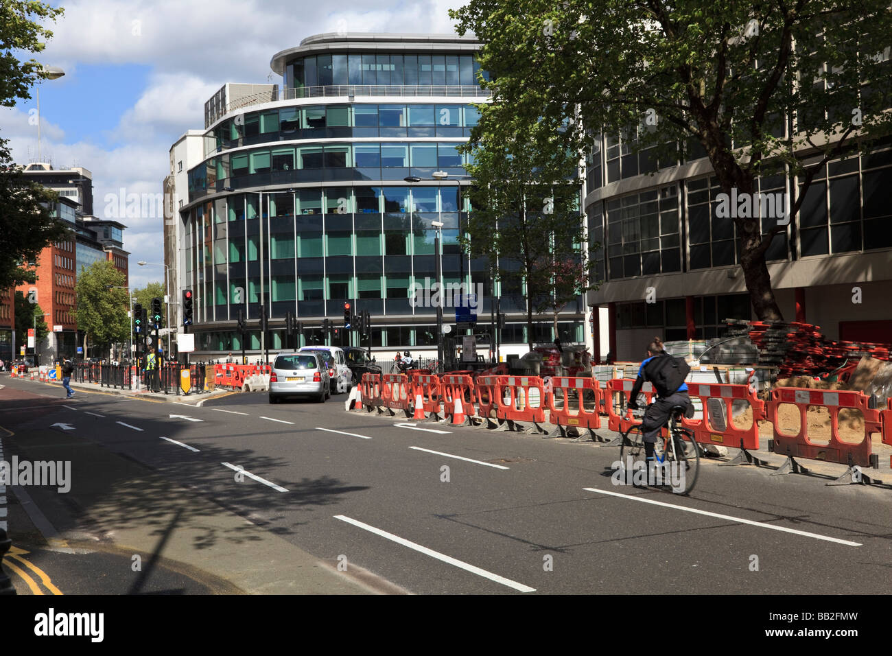 Travaux sur la route de jonction Theobald Streed et St Drakes avec passage des cyclistes, Bloomsbury, London, UK Banque D'Images