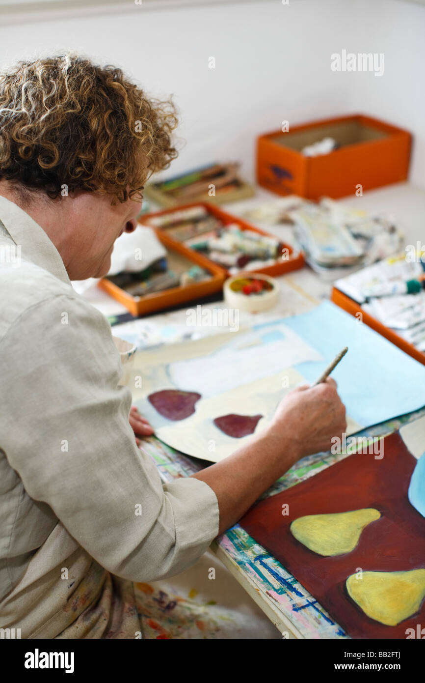 Un artiste dans son atelier de peinture Banque D'Images