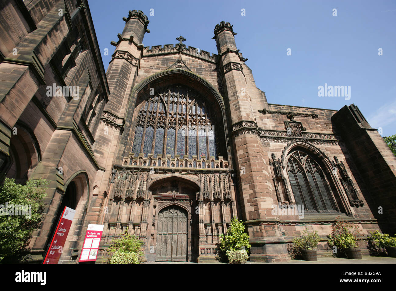 Ville de Chester, en Angleterre. Avant l'entrée de l'historique de la cathédrale de Chester à St Werburgh Street. Banque D'Images