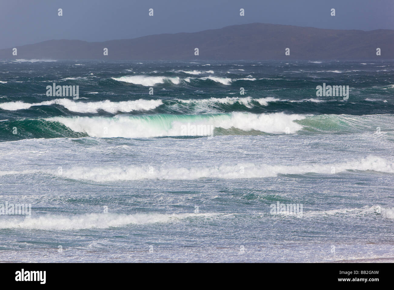 Harris Hébrides en Écosse Altlantic coast les vagues de tempête mer agitée des chevaux blancs et spindrift en forts vents de la côte ouest de l'écosse Banque D'Images