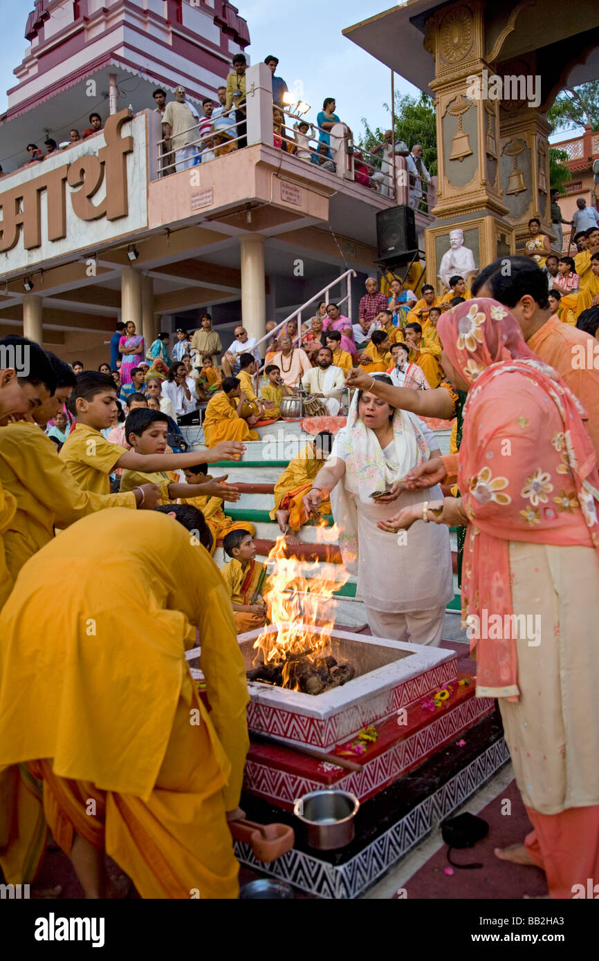 Ganga aarti cérémonie. Le Triveni Ghat.Rishikesh. Uttarakhand. L'Inde Banque D'Images
