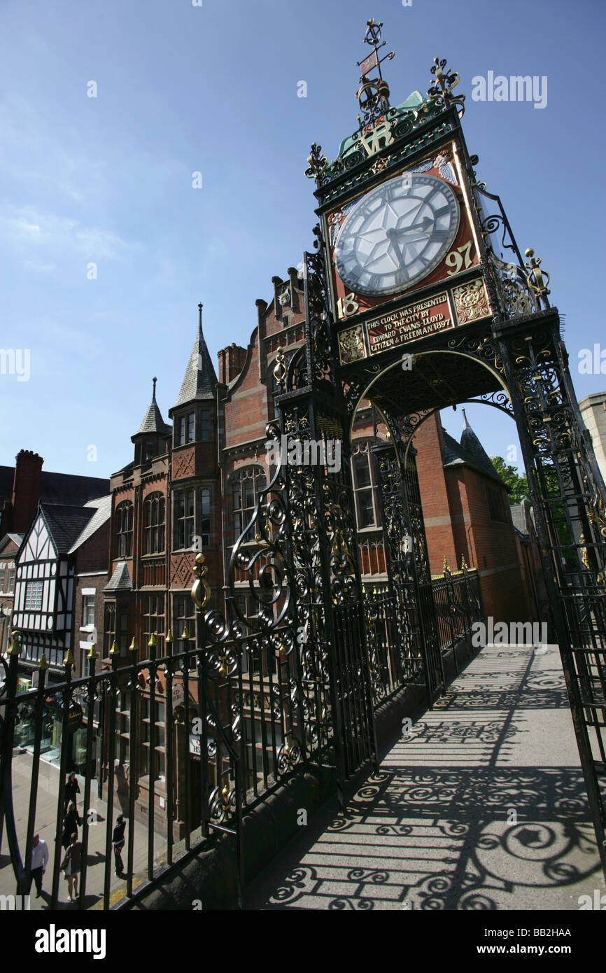 Ville de Chester, en Angleterre. Le John Douglas conçu Eastgate Clock sur haut de Chester City Wall at Eastgate Street. Banque D'Images