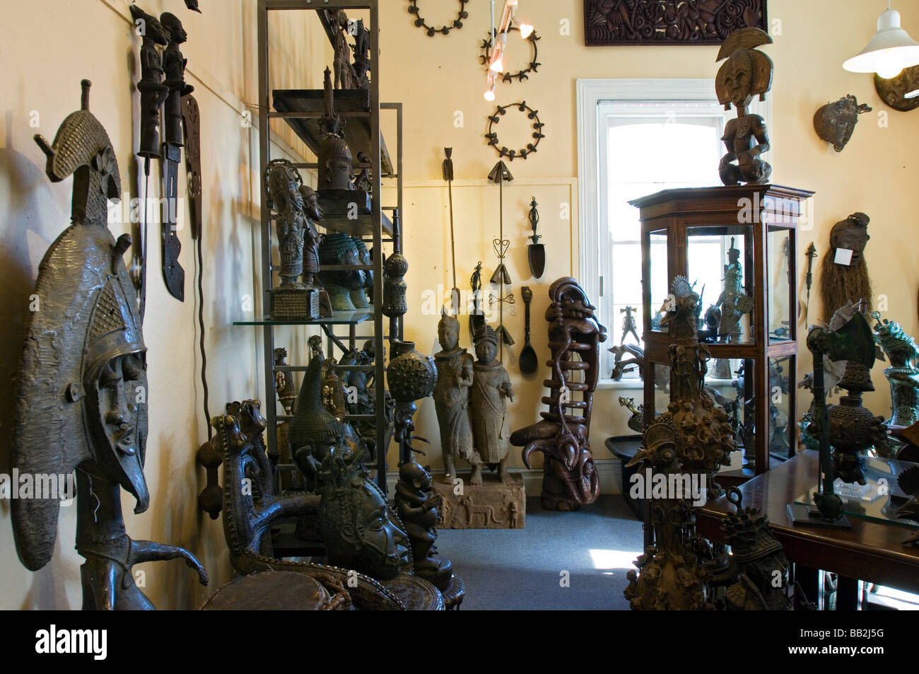 Souvenirs d'Afrique, d'antiquités et objets de collection dans l'entrepôt d'Afrique. Victoria & Alfred Waterfront, Cape Town, Afrique du Sud Banque D'Images