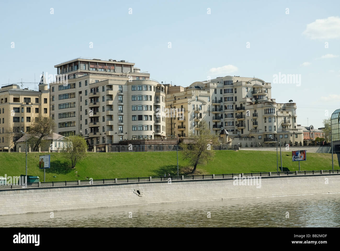 Maisons avec des appartements très coûteux sur la berge de la rivière de Moscou Banque D'Images