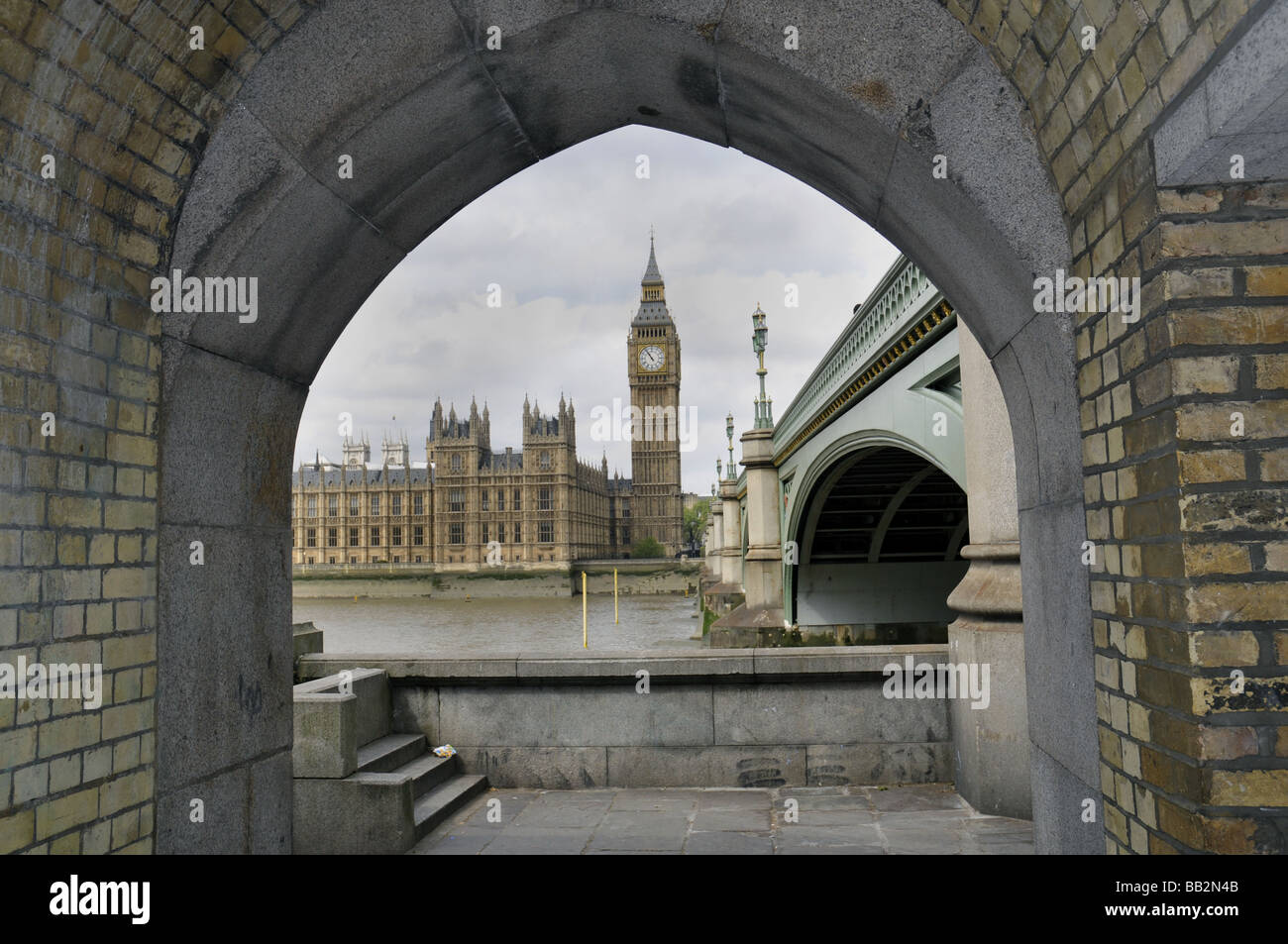 Chambres du Parlement par l'entremise de Thames Archway et Big Ben Banque D'Images