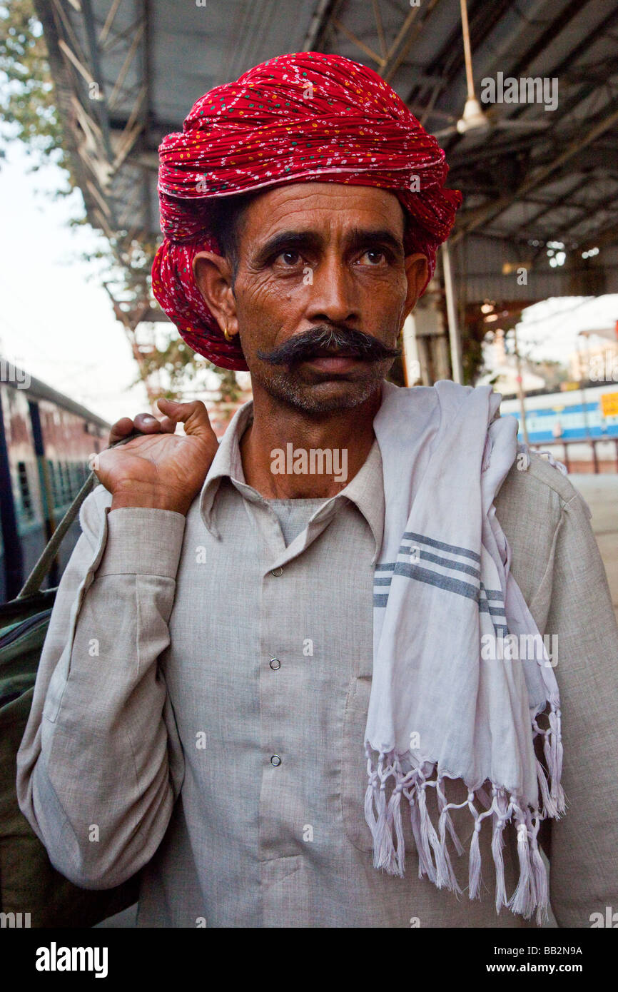 Homme Rajput portant un turban sur une plate-forme à la gare centrale de Mumbai Banque D'Images