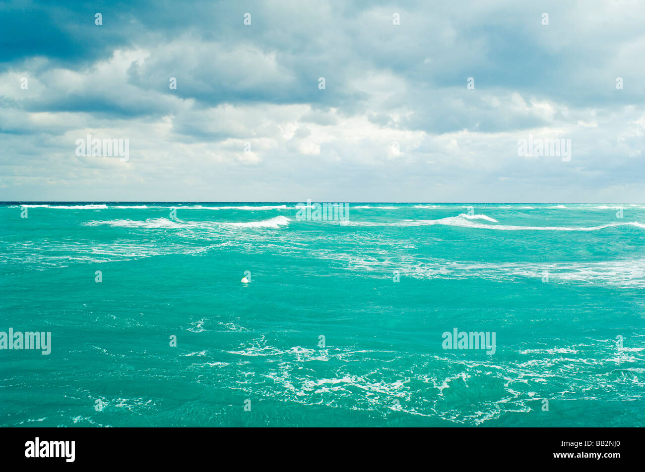 Océan Atlantique et ciel de Palm Beach County, Floride, Delray Beach, États-Unis Banque D'Images