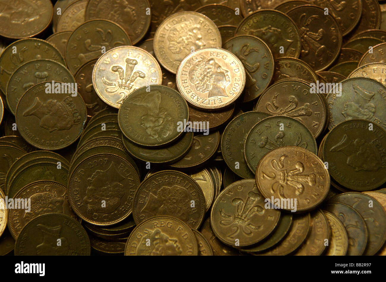 Deux pences pour les pièces d'un penny arcade machine. Banque D'Images