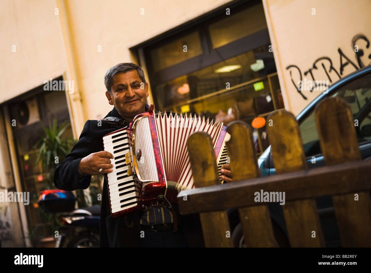 Street musician playing accordion ; Rome, Italie Banque D'Images