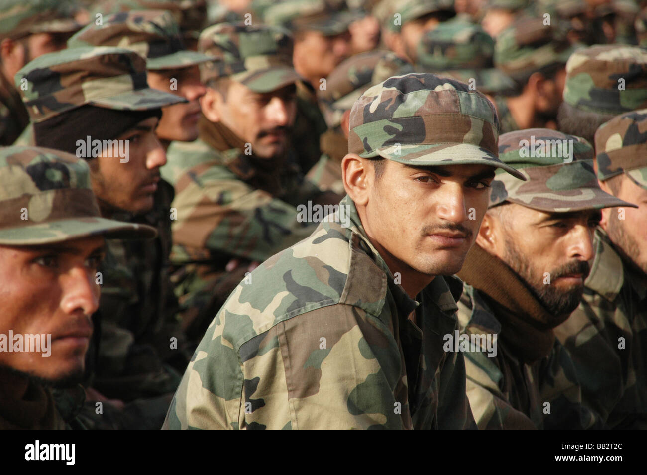 Un groupe de recrues de l'Armée nationale afghane en formation de base au Centre d'instruction militaire de Kaboul, en Afghanistan. Banque D'Images