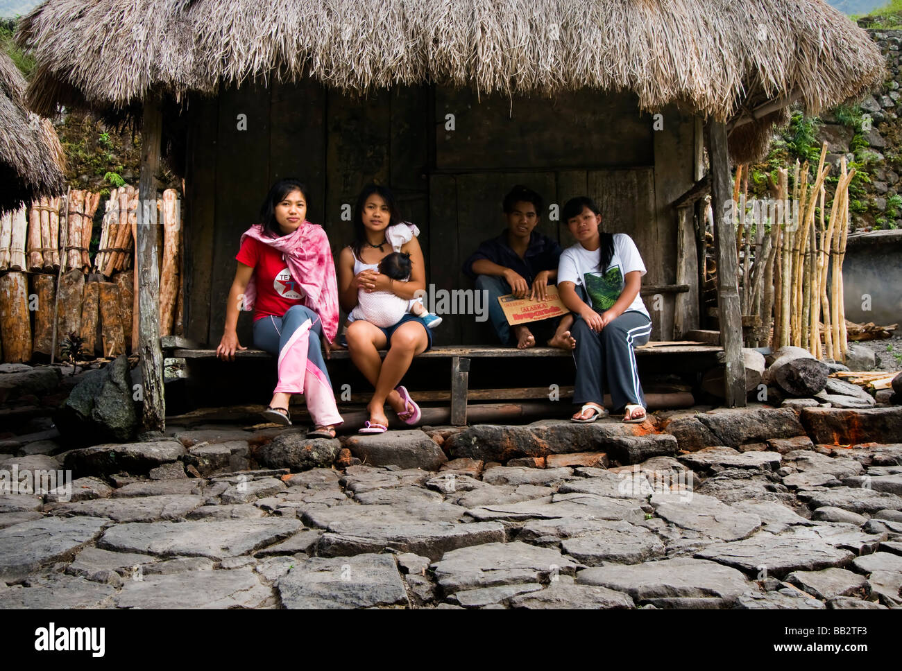 Les jeunes dans une maison de village de Batad. Banque D'Images