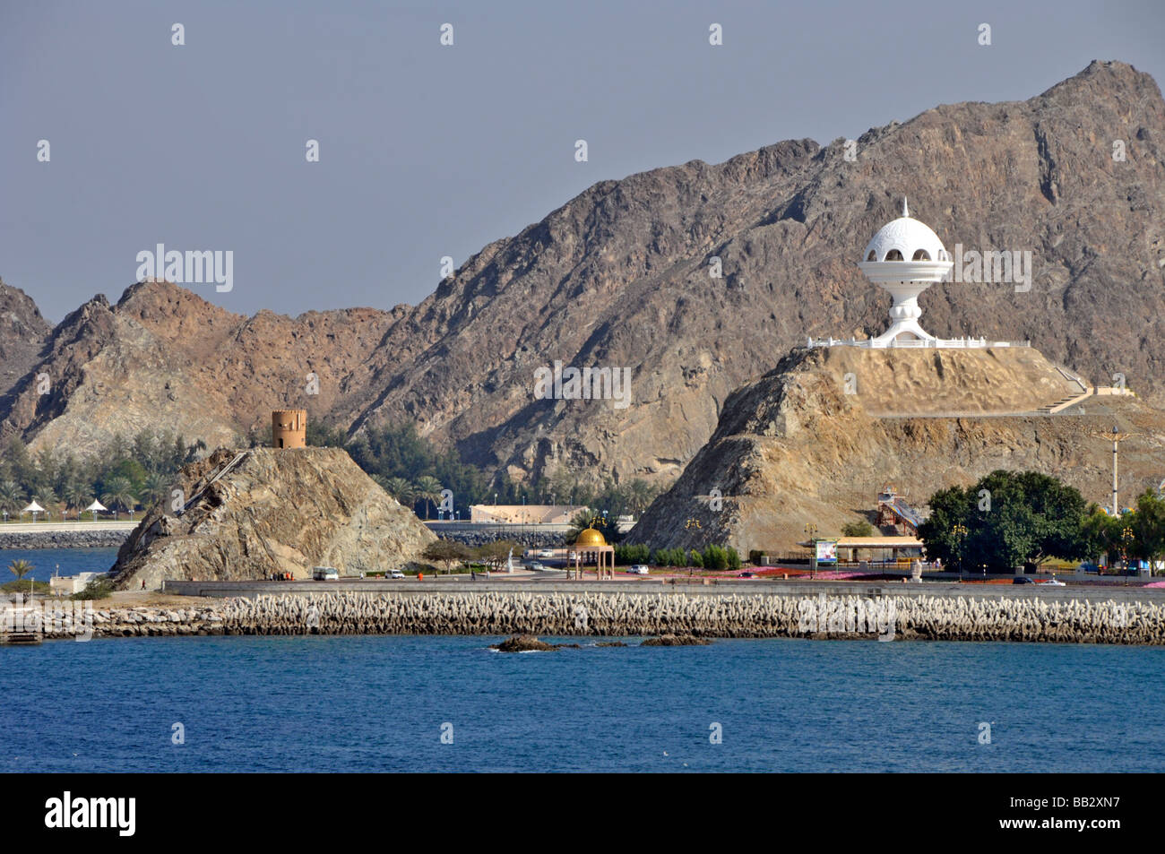 Muscat Oman avec bord côte rocheuse & encens watch tower sur colline, y compris de petits forts perchés Banque D'Images