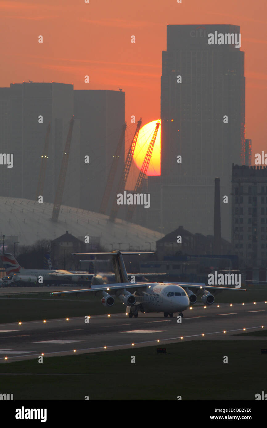 Soir l'aéroport de London City sommaire avec les gratte-ciel de la ville en arrière-plan. Banque D'Images