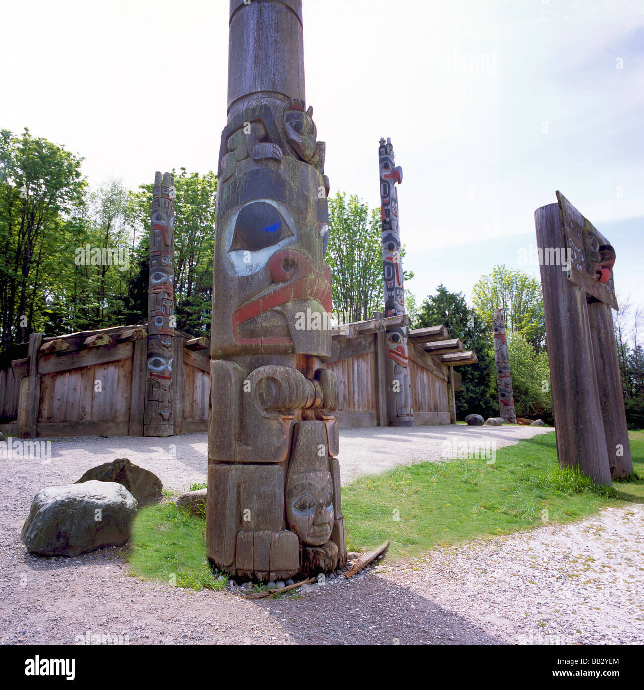 Mâts totémiques haïdas et les maisons de planches au Musée d'Anthropologie, Université de la Colombie-Britannique (UBC), Vancouver, BC, Canada Banque D'Images
