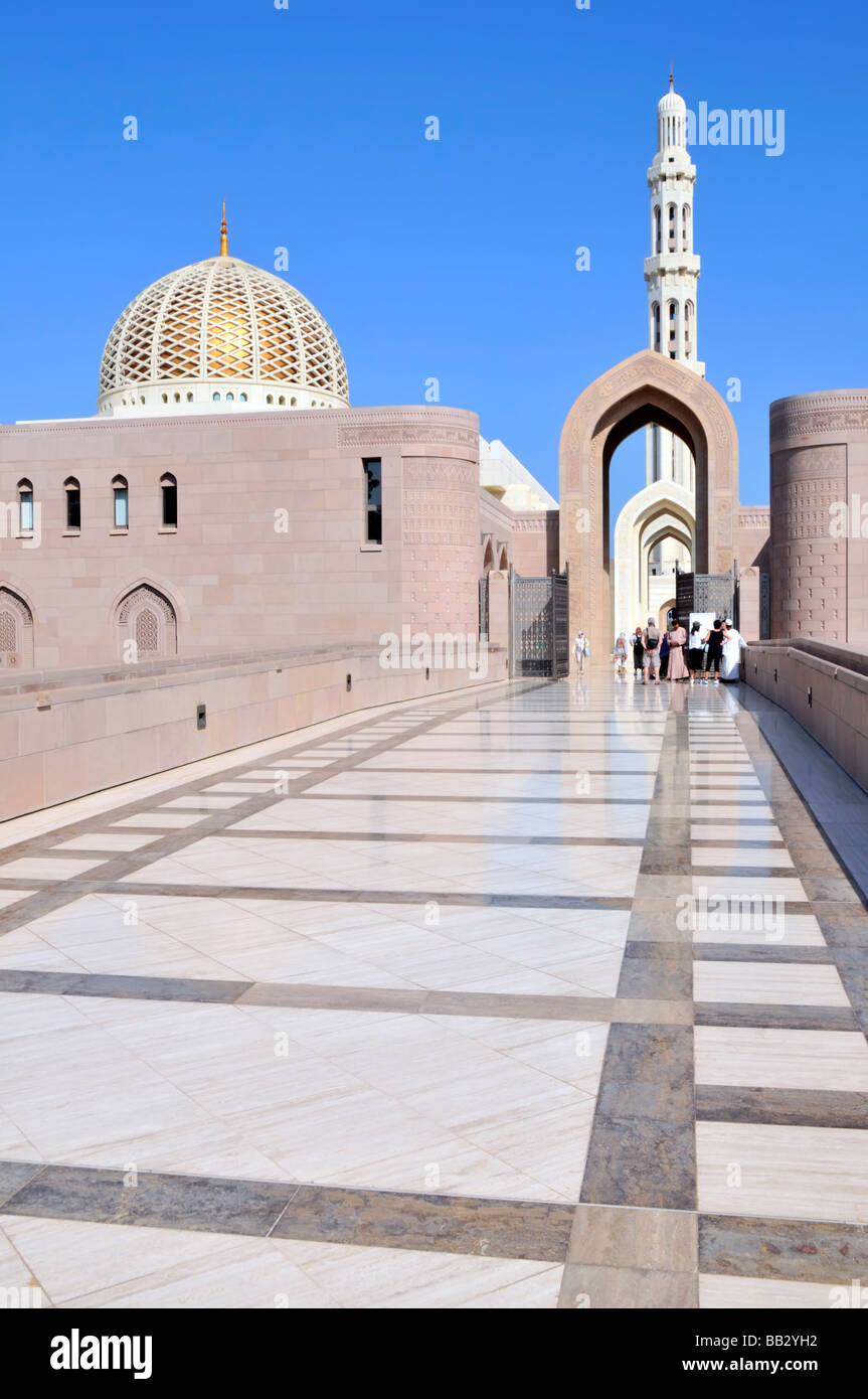 Muscat Oman les touristes en excursion en autocar d'un navire de croisière à l'entrée de la Grande Mosquée Banque D'Images