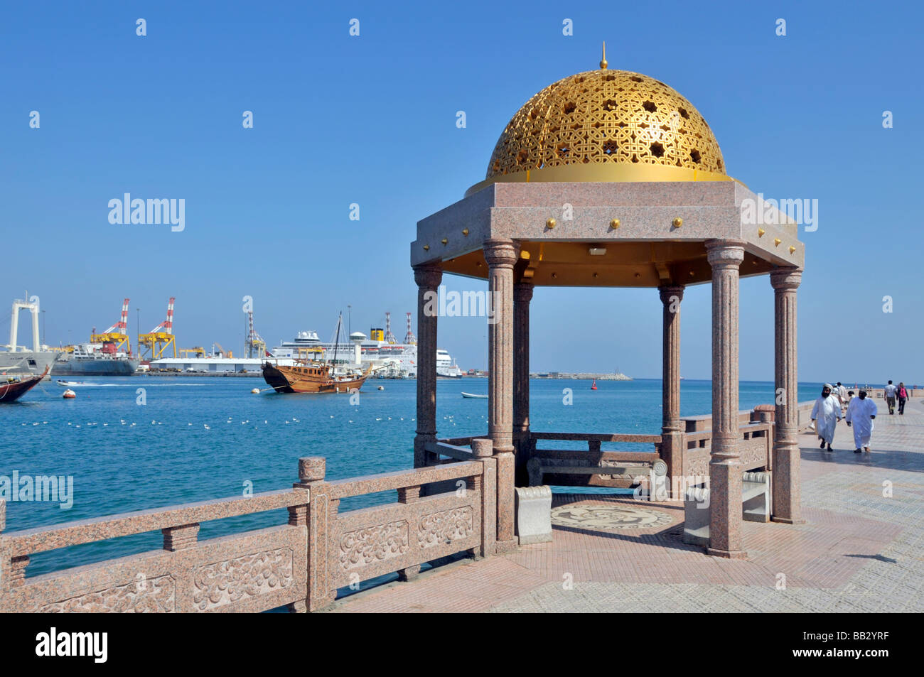 Des huws Muscat amarrés dans le port de Muttrah avec un bateau de croisière Costa amarré à la promenade de la corniche de Port Sultan Qaboos et un abri solaire dans le golfe d'Oman au Moyen-Orient Banque D'Images