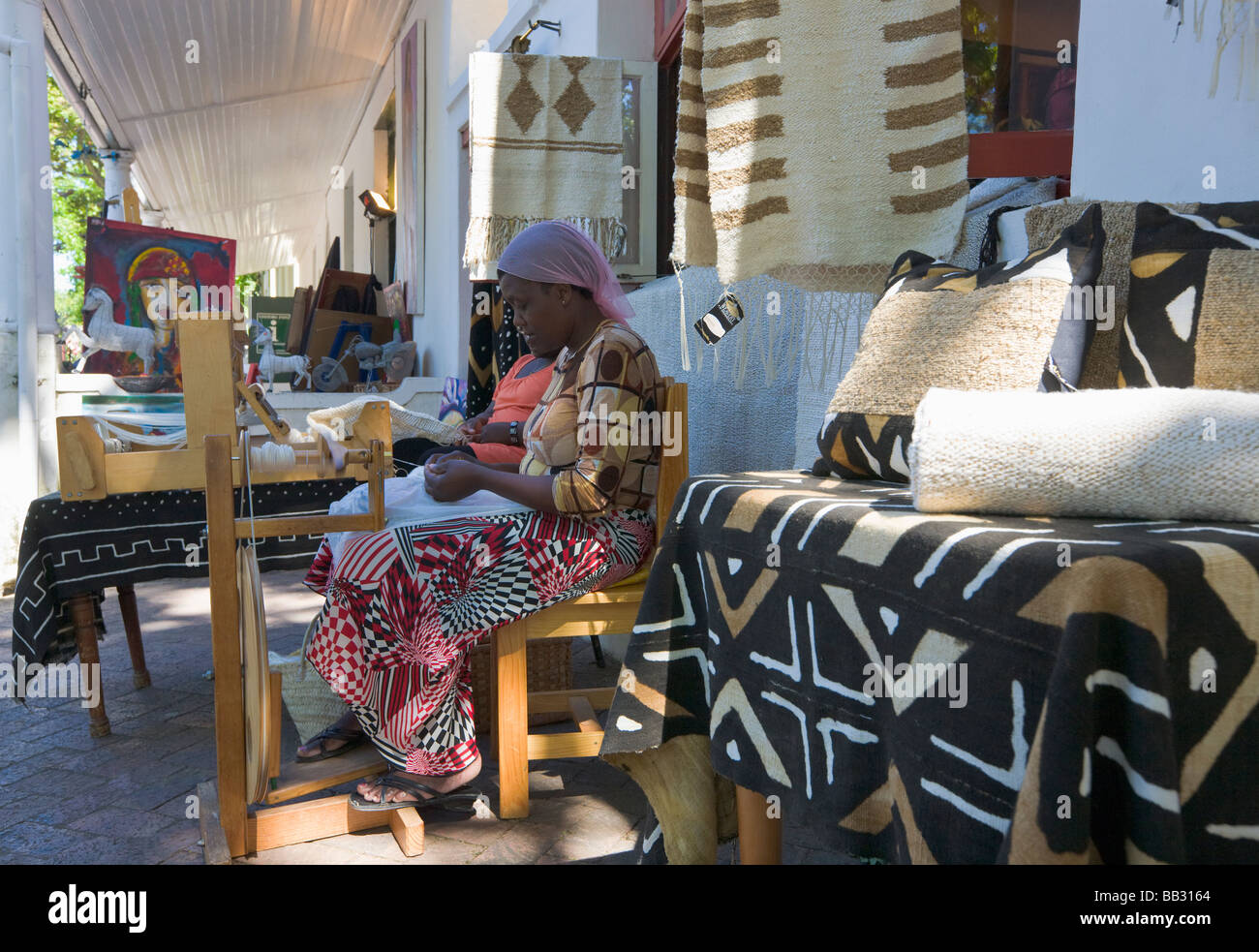 African woman spinning silk, Stellenbosch, Afrique du Sud" Banque D'Images