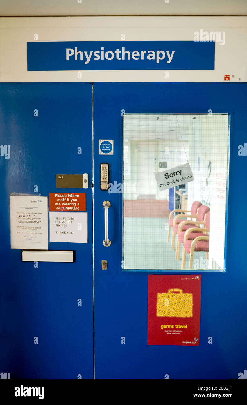 Un 'Fermé' sur la porte pour le département de physiothérapie de l'hôpital communautaire, Wallingford, Wallingford, Oxfordshire, Angleterre Banque D'Images