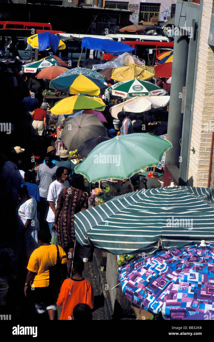 Caraïbes, la Grenade. Les résidents dans une place du marché. Banque D'Images