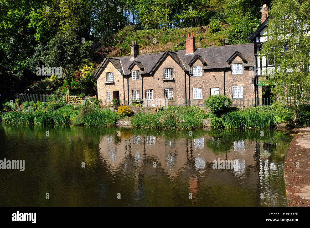 Vue sur l'étang et de cottages à Eagle Brow, Lymm, Cheshire, Angleterre Banque D'Images