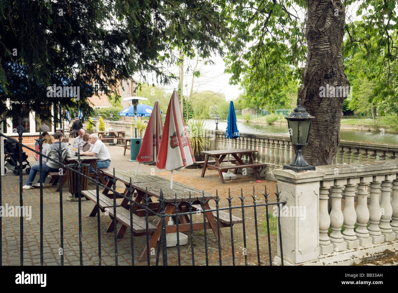 Les personnes qui boivent au pub-restaurant Boathouse sur les rives de la Tamise, Wallingford, Oxfordshire, Angleterre Banque D'Images