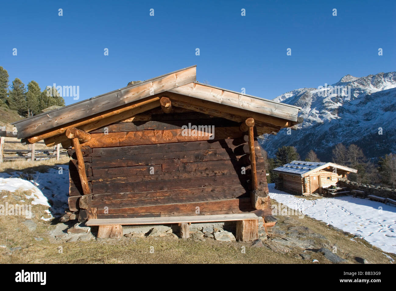 Refuge de montagne traditionnel avec des tuiles en bois ou toit en ardoises, un refuge lorsque le temps est mauvais ou pour le camping. Alpes italiennes Banque D'Images